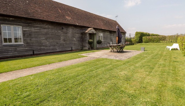 JASMINE, pet friendly, character holiday cottage in Iden