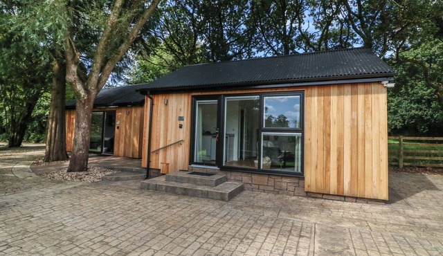 JASMINE, romantic, with hot tub in Barnstaple