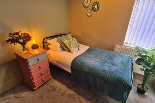 Jasper's a cosy comfortable 4 bedroom house in Meir close to Trentham Gardens