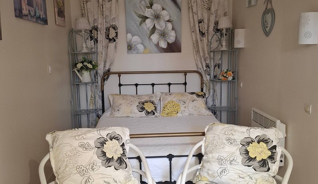 Jaune Campagnarde Guest Room with Shared Terrace, Garden, and Wi-Fi