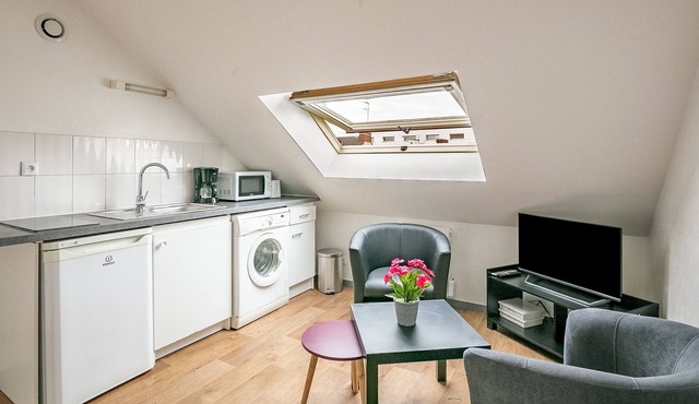 JAURES TRAM COZY PAVILION NEAR STATION 12