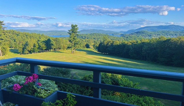Jaw-dropping views. Gorgeous 4-bed, FREE golf, hiking trails + the lake