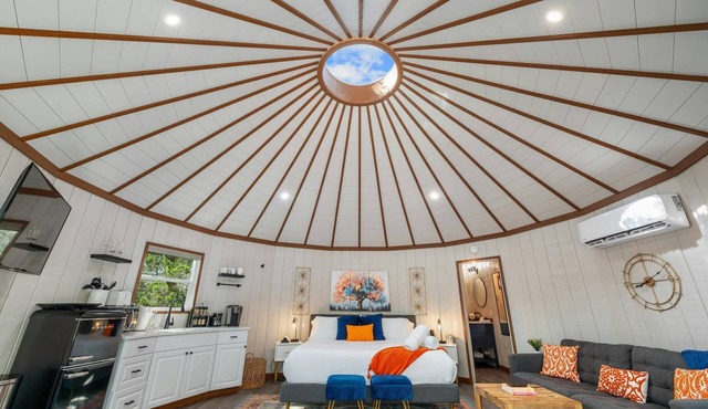 Jaw-Dropping Yurt! King Bed and Spa!
