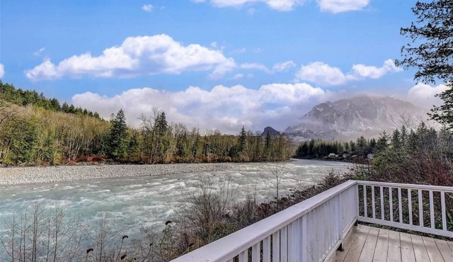 Jaybird Retreat: 2 cozy cottages, riverfront & mountain views from hot tub