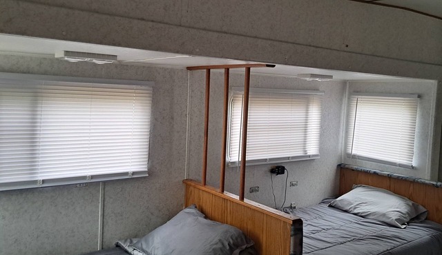 Jayco n1 queen 2 doubles lots of living space AC furnace wifi 2tvs fridge stove