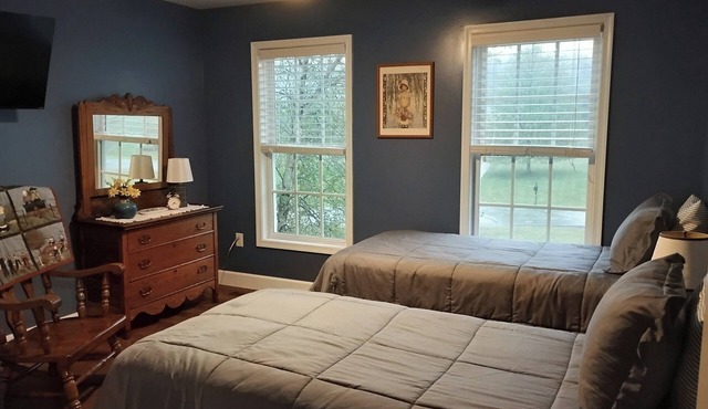 Jayne's Timeless Treasures 1-Bedroom Bed & Breakfast in charming Port Matilda.