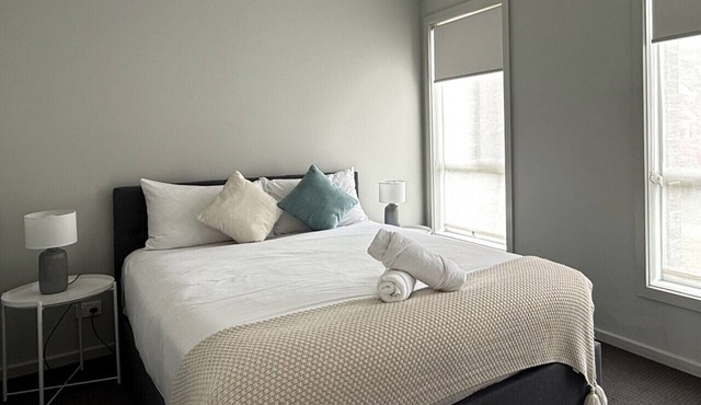 JC House - 4 Br, AC & Wi-Fi Close Coles & Train