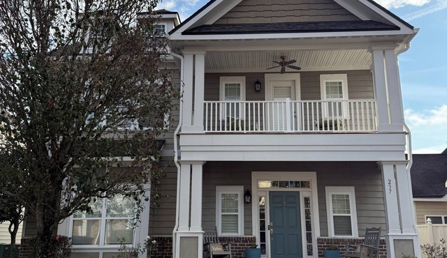 JC’s Rice Hope Retreat. 3 Beds, 2.5 Baths+Fenced Yard for Family & Pets