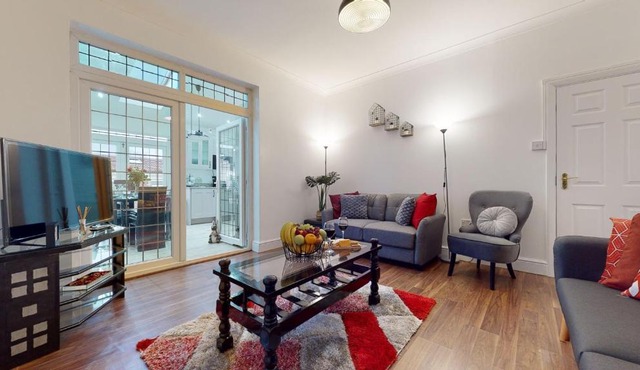 JDB Romford 5-Bedroom House with parking