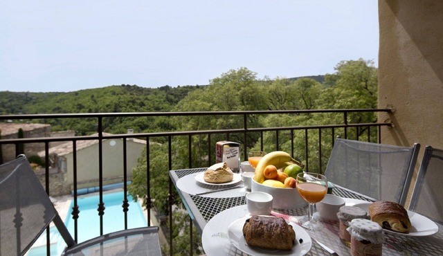 JDV Holidays-The Old Gendarmerie, Bonnieux, 2 bedrooms, shared pool, great views