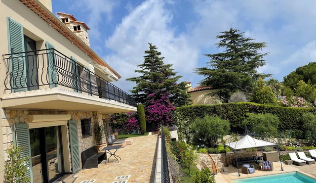 JdV Holidays Villa Robinier, renovated with AC, heated pool & panoramic sea view