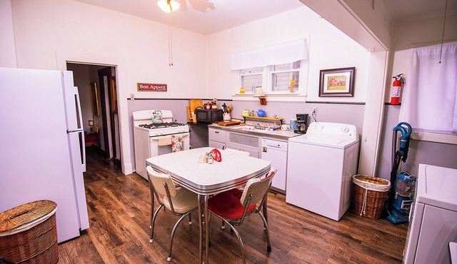 Jeanette’s cozy 3 bedroom, easy walk to downtown!