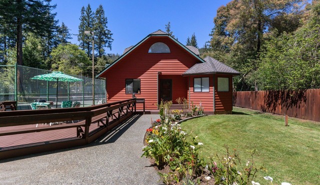 Jed Smith Cabin with Tennis/Pickle ball courts and HOT TUB!