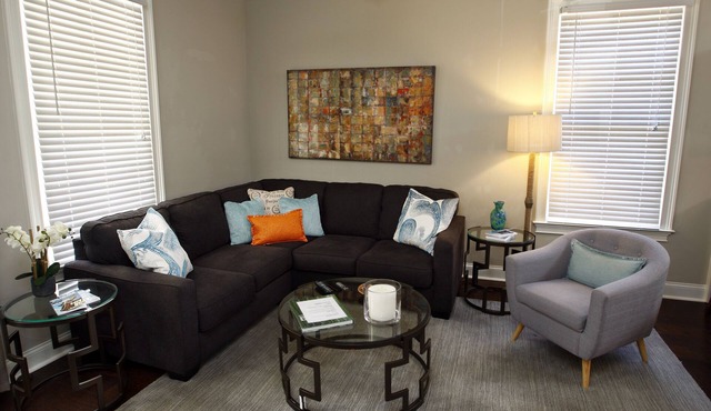 Jefferson Blue Door .Charming Renovated Cottage in Midtown