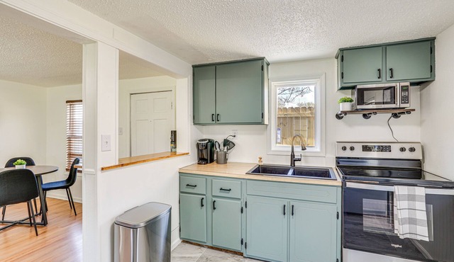 Jefferson City Bungalow: Hot Tub & Patio!