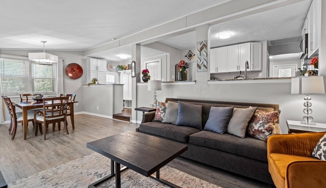 Jefferson Cottage - Large Home + Walkable to Waldo!