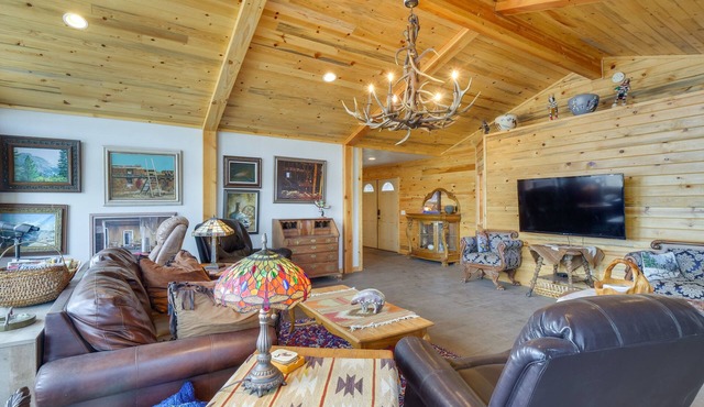 Jefferson Home w/Mountain Views & Horse Pastures