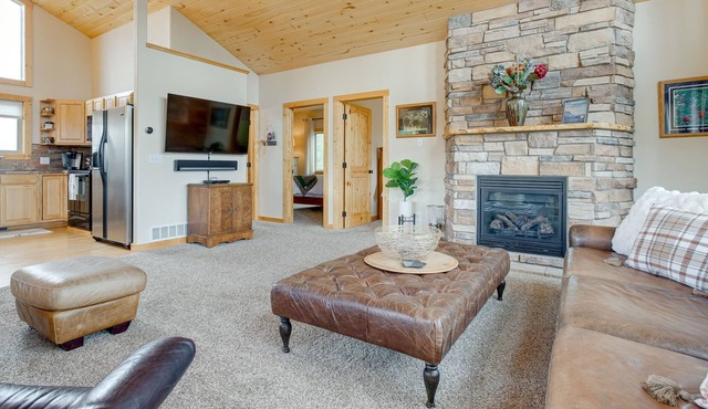 Jefferson Mountain Cabin w/ Private Deck & Grill!