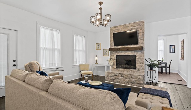 Jefferson Off Main: *4 Beds*King Beds*Walk to Main* 3 Full Bath