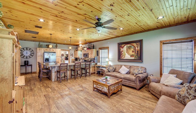 Jefferson Vacation Rental with Golf Cart!