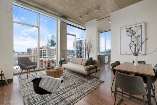 Jeffjack Heated Pool Penthouse in Chicago's West Loop