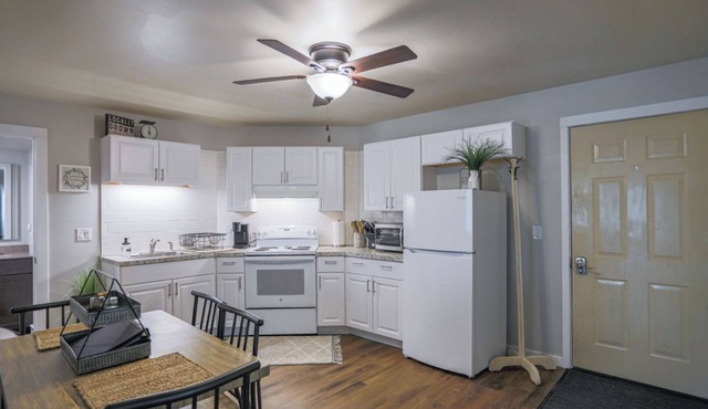 Jelinek Hideaway Unit 1 - Modern 2BR Apartment