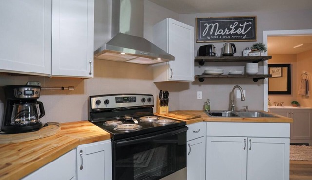 Jelinek Hideaway Unit 6 - Modern 2BR Apartment