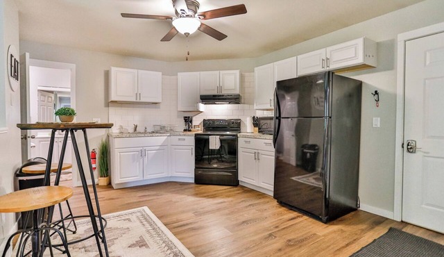 Jelinek Hideaway Unit 7 - Modern 1BR Apartment