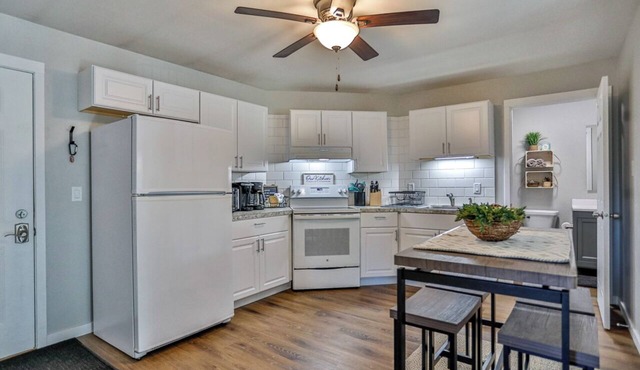 Jelinek Hideaway Unit 8 - Modern 2BR Apartment