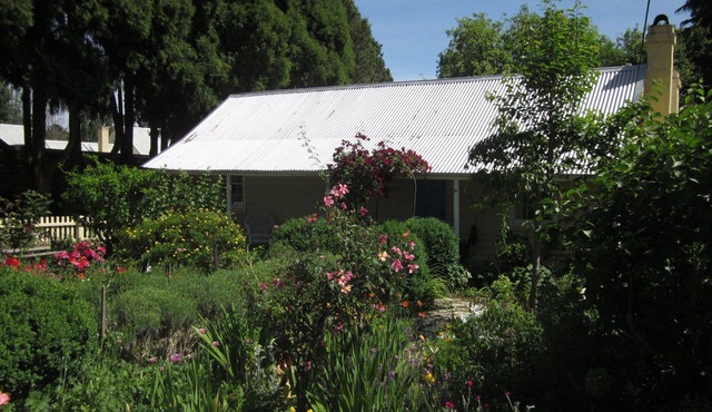 Jellore Cottage - in the heart of town