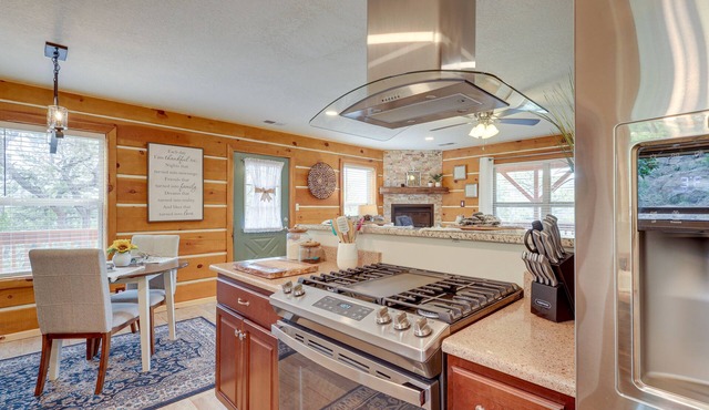 Jemez Springs Cabin w/Deck + Mountain Views!