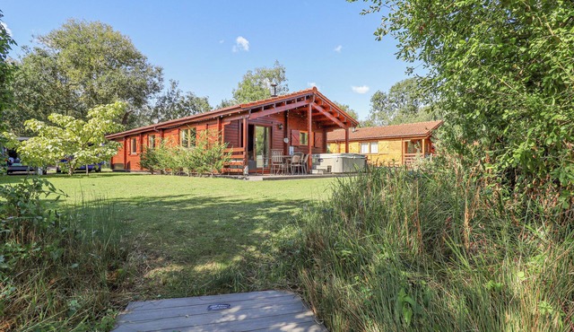 JEMIMA LODGE, pet friendly, with hot tub in Tattershall