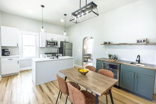 Jennifer's Broadway Cozy Gem w Fireplace King Bed