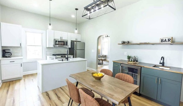 Jennifer's Broadway Cozy Gem w/Fireplace King Bed