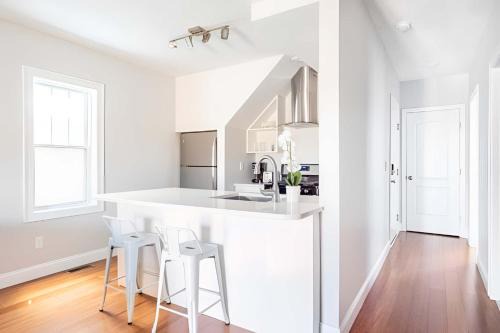 Jennifer's Chic Modern 1st Floor Apt Private Patio