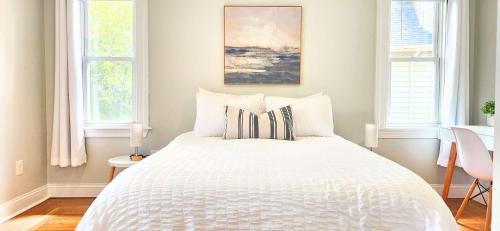 Jennifer's Cozy Apt Brown U Athletic Field Views