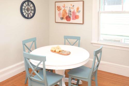 Jennifer's Cozy Apt Near Brown w In Unit Laundry