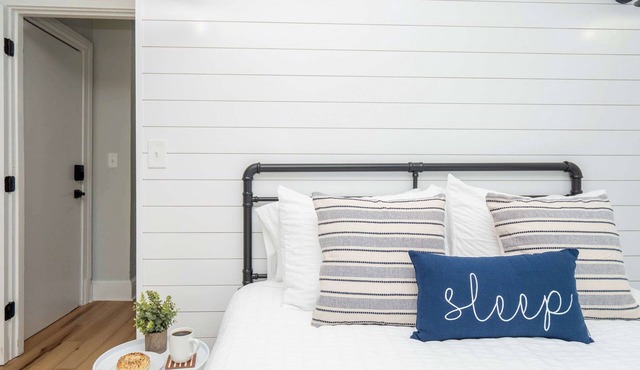 Jennifer's Modern & Comfy Broadway Walkable Stay