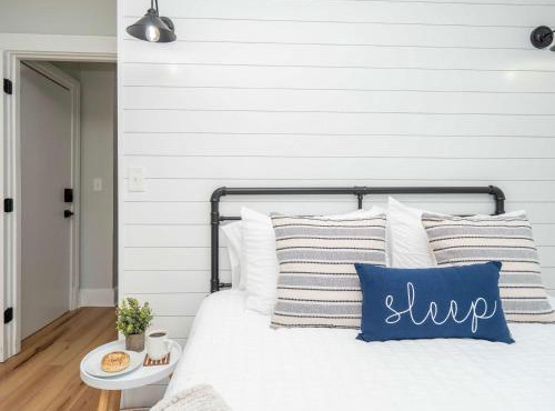 Jennifer's Modern & Comfy Broadway Walkable Stay