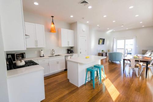 Jennifer's Penthouse Panoramic City Views w Deck