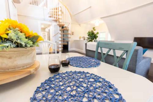 Jennifer's Unique Loft Near Brown 2 Parking Spots