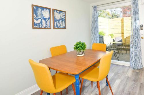 Jennifer's Walk to Brown U Private Entry & Patio