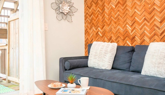 Jennifer’s Chic Apt w/Downtown City Views Private Deck