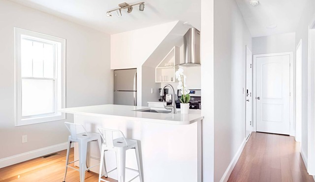 Jennifer’s Chic Modern 1st Floor Apt Private Patio