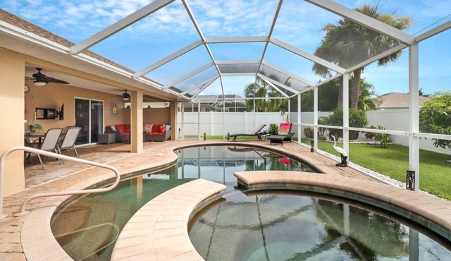 Jenny 1060 SW Cape Coral 3b 2ba home electric heated pool and spa HSW Internet fenced yard