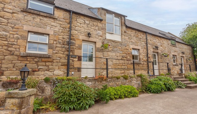 JENNY'S COTTAGE, character holiday cottage in Alnmouth