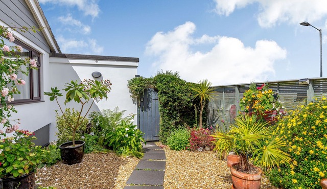 JENNY WREN, with a garden in Tywardreath