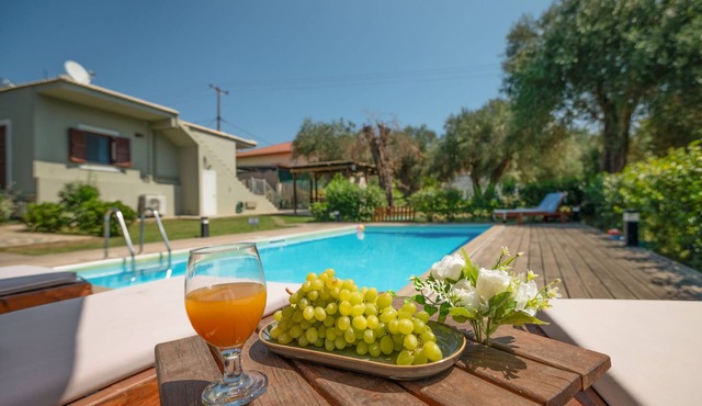 Jennys House: Family House with pool, sleeps 7, WiFi, A/C