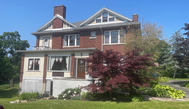 Jenny’s Suites, historic house in Welland, 20 minutes from Niagara Falls.