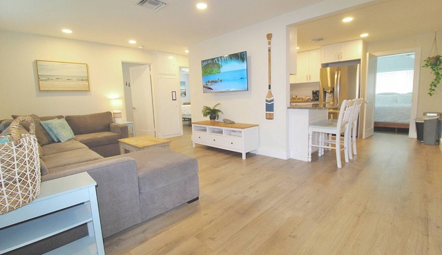 Jensen Surf Shack - Walk to Downtown - Pet Friendly - Close to Beaches!